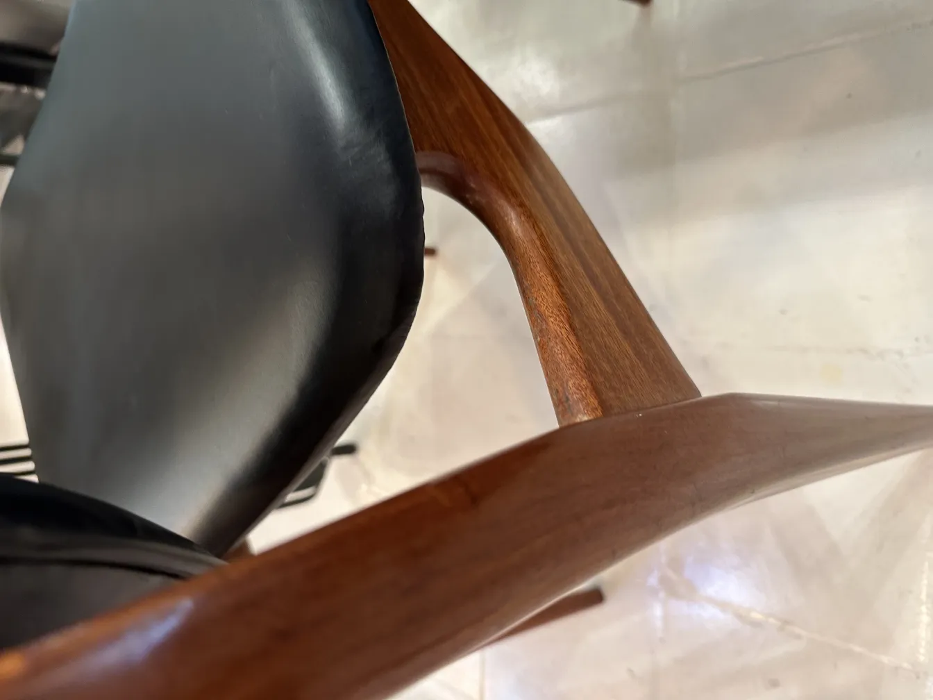 Vue de 8 chaises anciennes avec détails élégants dans un environnement clair