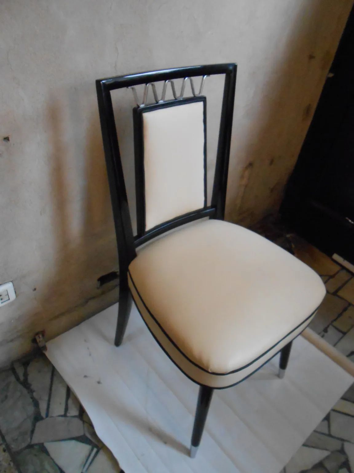 10 sillas antiguas elegantes con tapizado claro y detalles decorativos