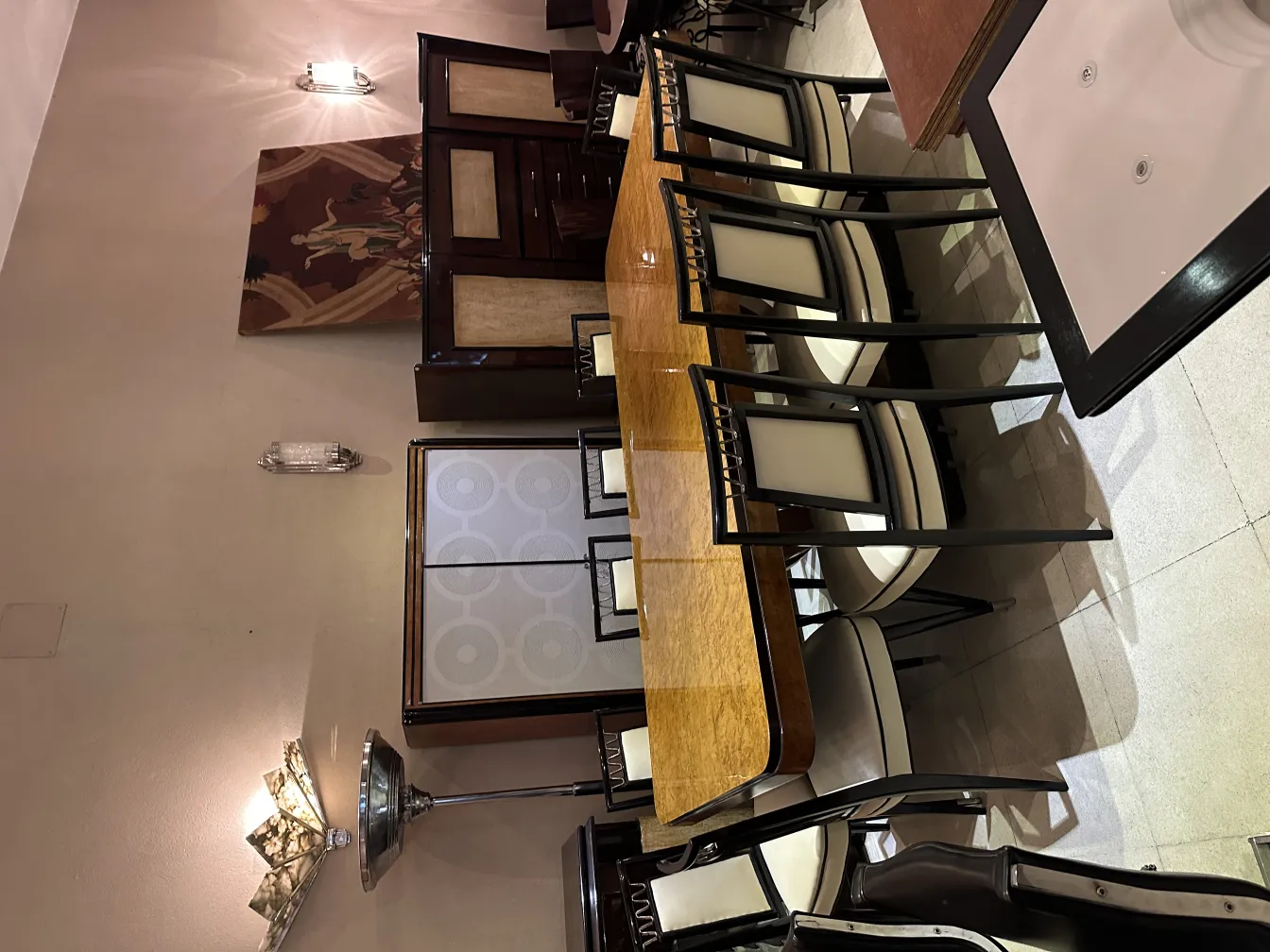 Vue de 10 chaises anciennes de salle à manger dans un cadre élégant