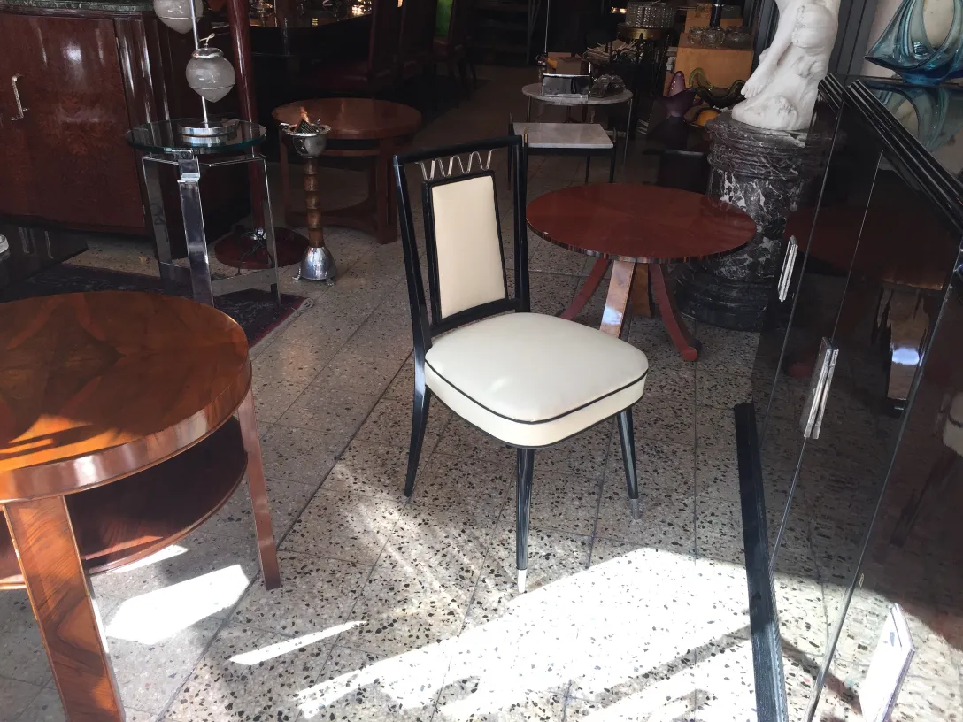 Vue de 10 chaises anciennes dans un cadre cosy avec des tables rondes