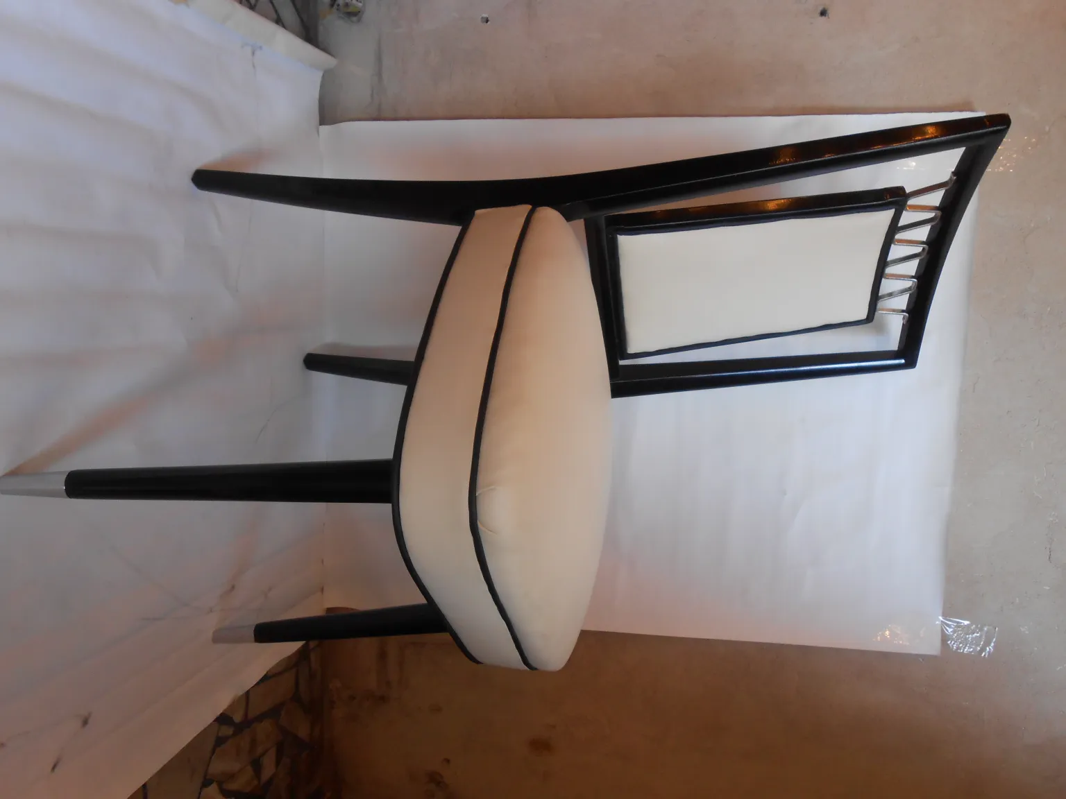 dix chaises anciennes dans un cadre simple