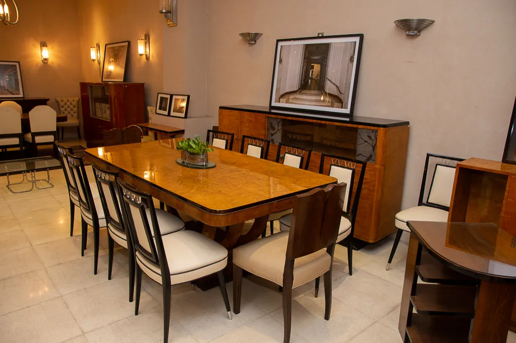 Diez sillas antiguas con un diseño elegante en un ambiente acogedor.