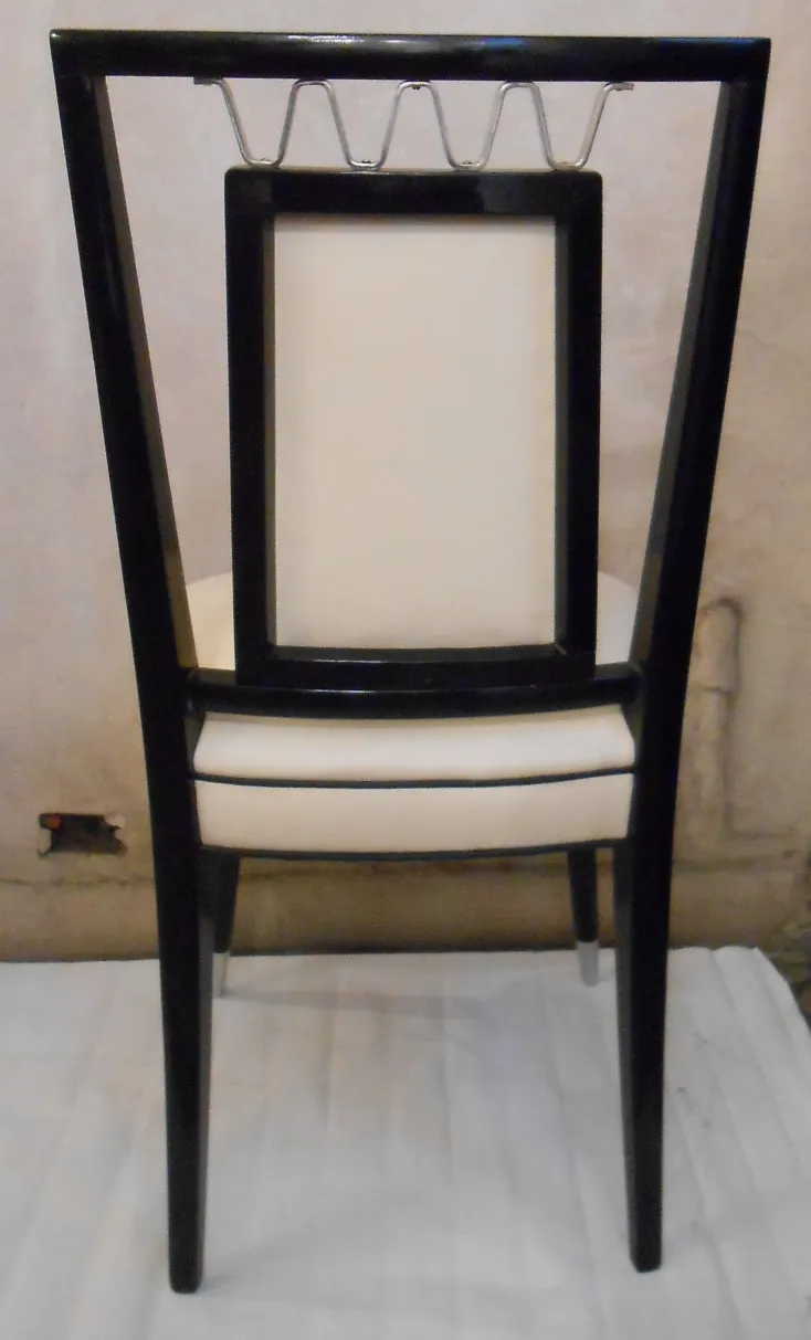 Vue de dix anciennes chaises au design élégant