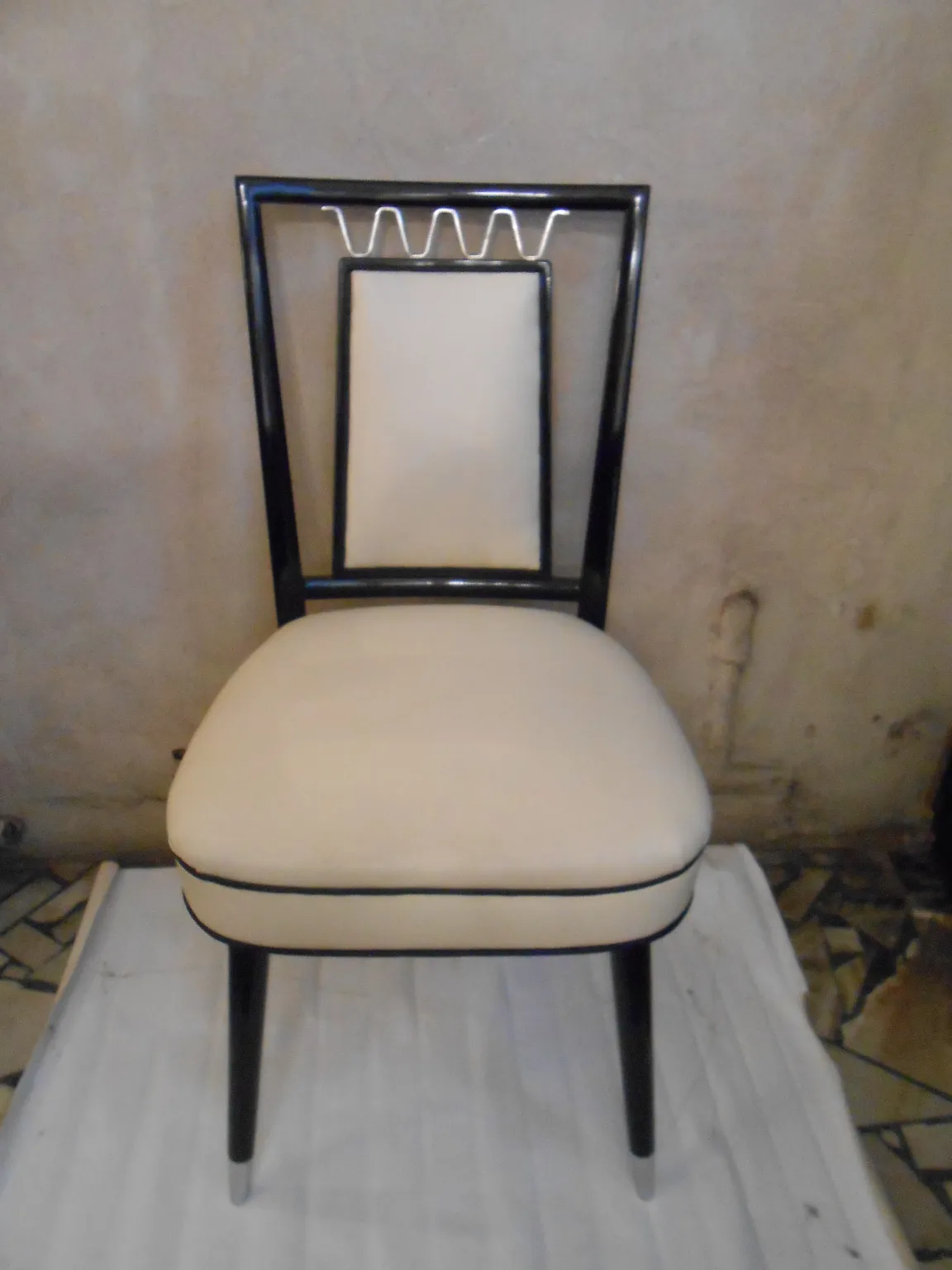 Cadeira antiga com design exclusivo e estofado claro