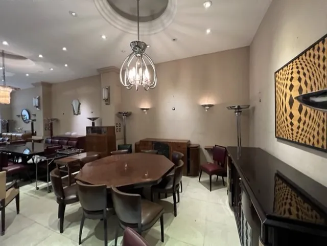 12 sedie antiche con design elegante in sala