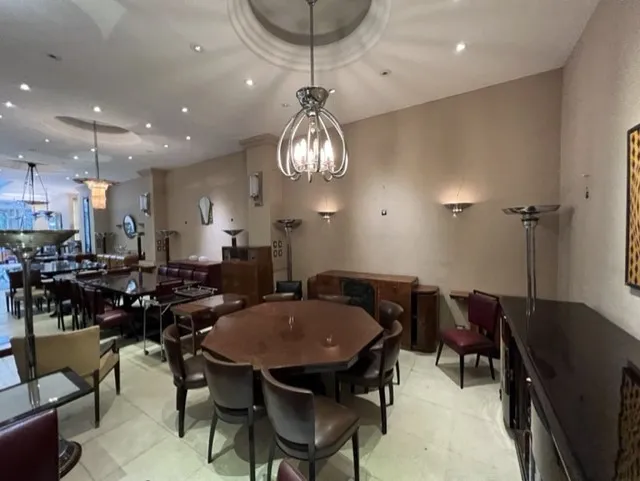 Ambiente elegante con 12 sillas antiguas alrededor de una mesa