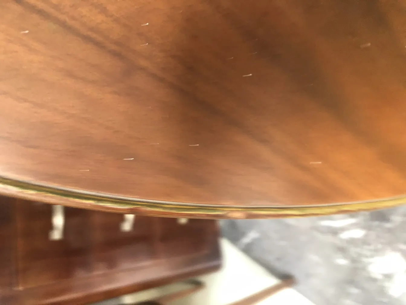 Blick auf 12 antike Stühle mit elegantem Design in einer gemütlichen Umgebung