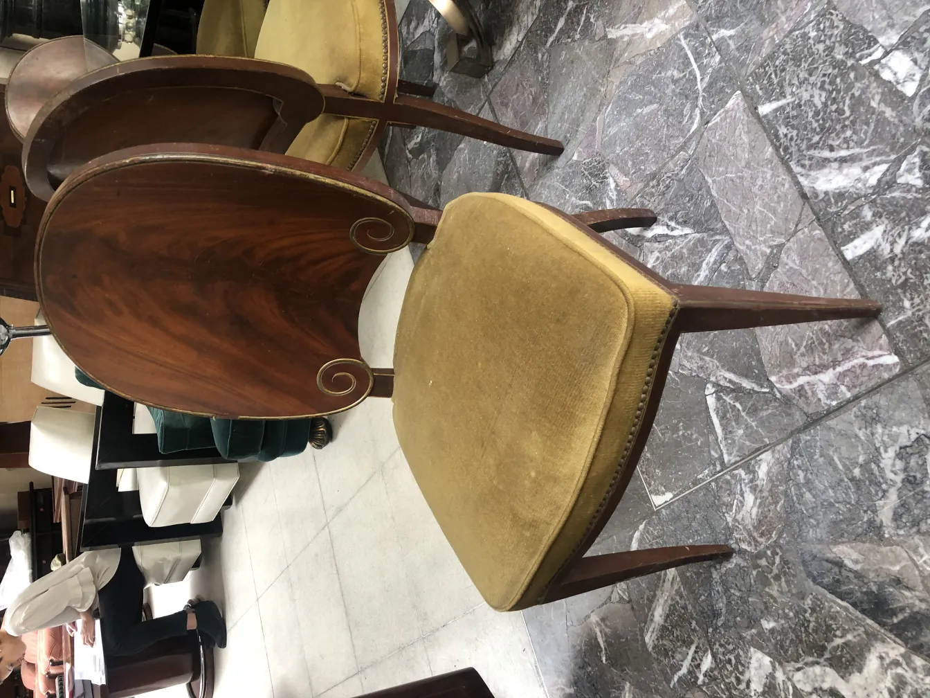 12 sillas antiguas con respaldo curvado, ambiente elegante