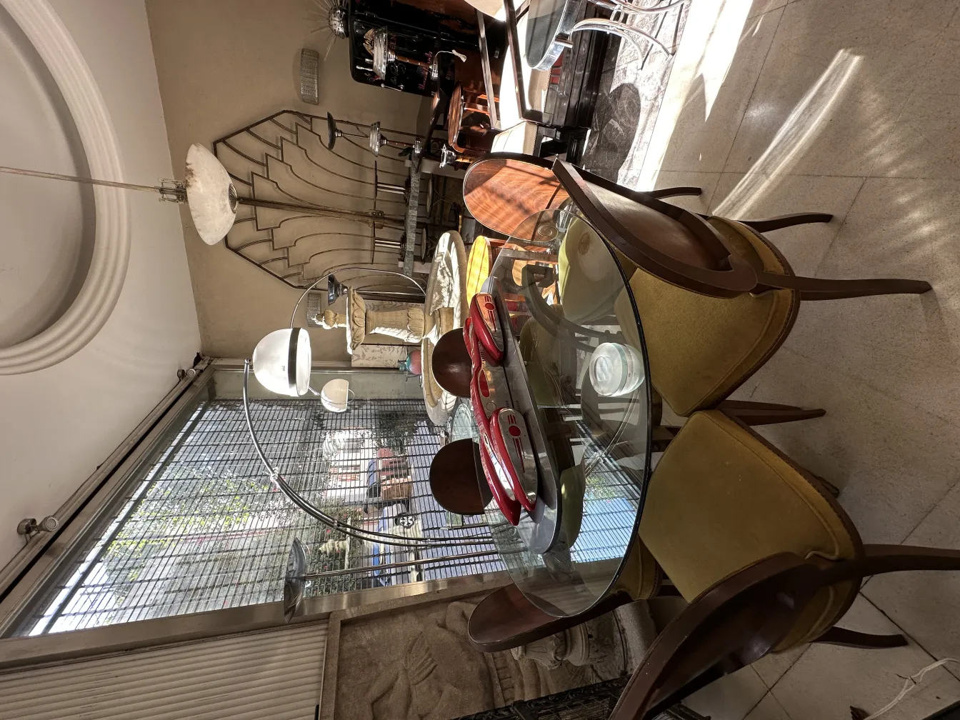 Vue de 12 chaises anciennes autour d'une table élégante dans un cadre accueillant