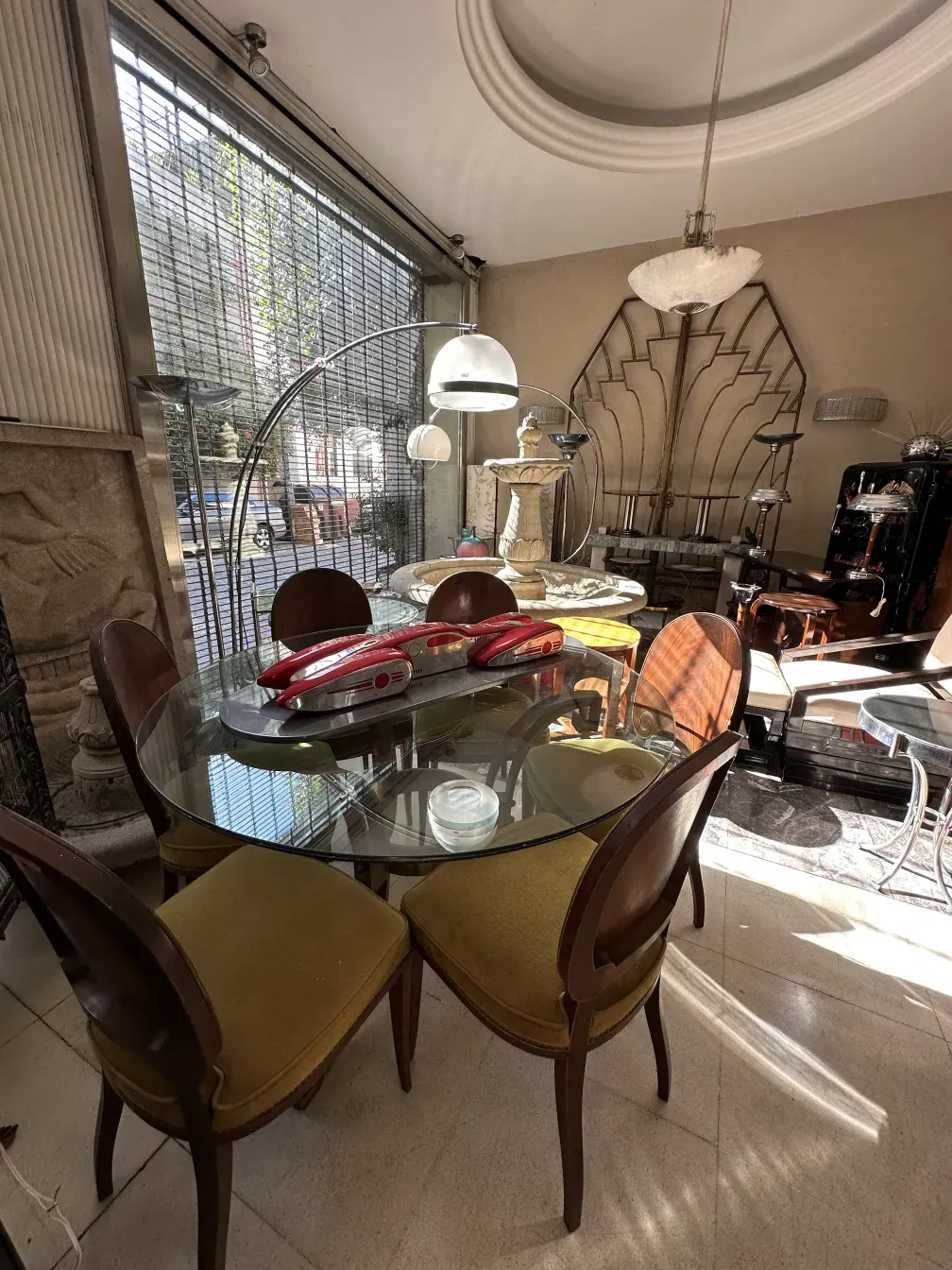 12 sillas antiguas en un ambiente acogedor y elegante