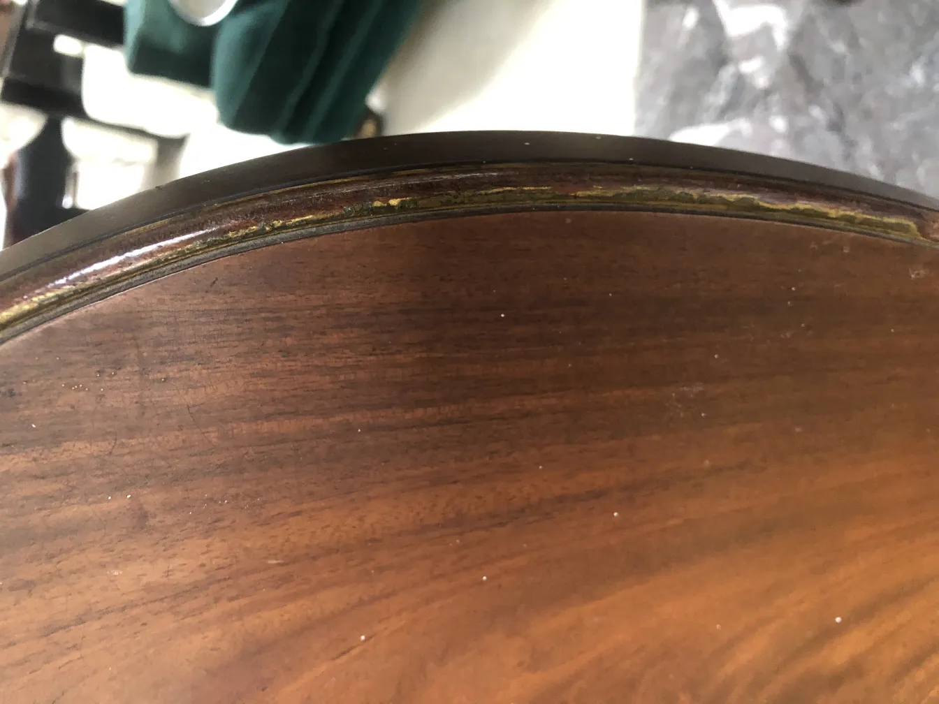 perspectiva de una silla antigua con detalles únicos