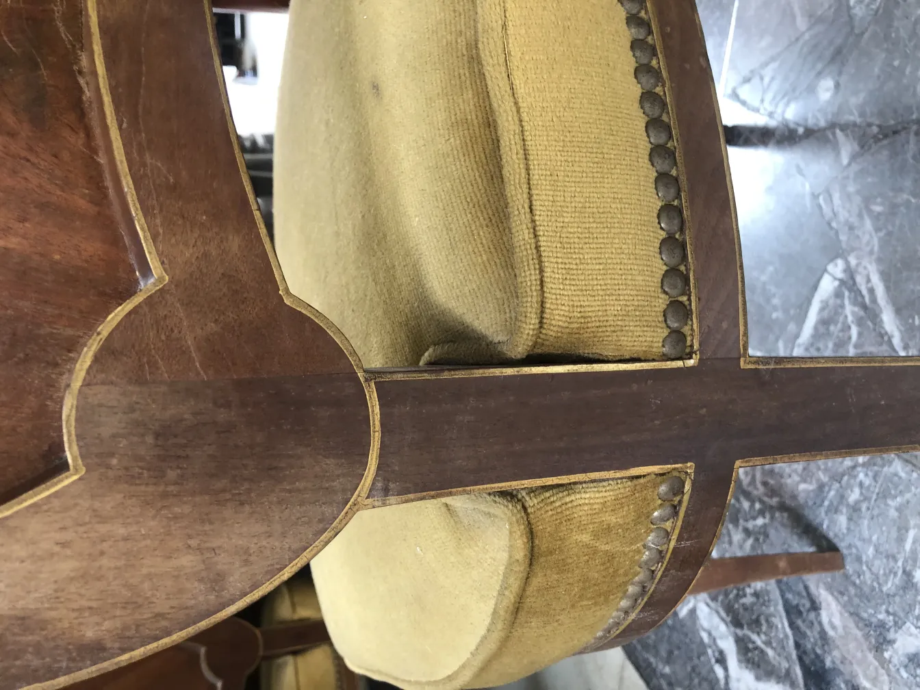 Chaises anciennes avec des coussins jaunes et décoration détaillée