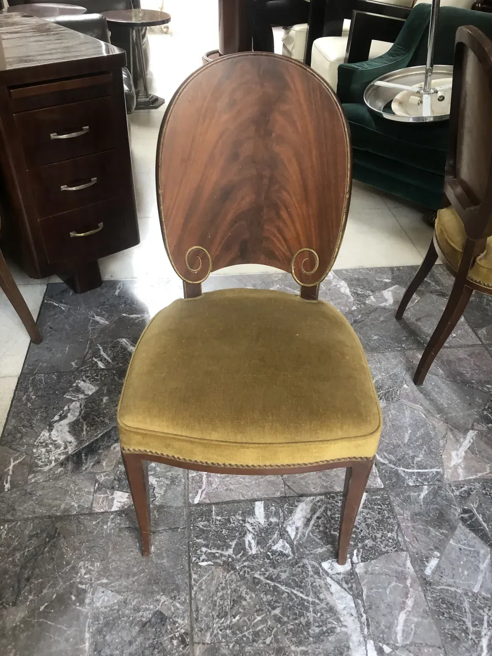 Antike jansen Stühle mit elegantem Design und gebogenem Rücken in modernem Umfeld.