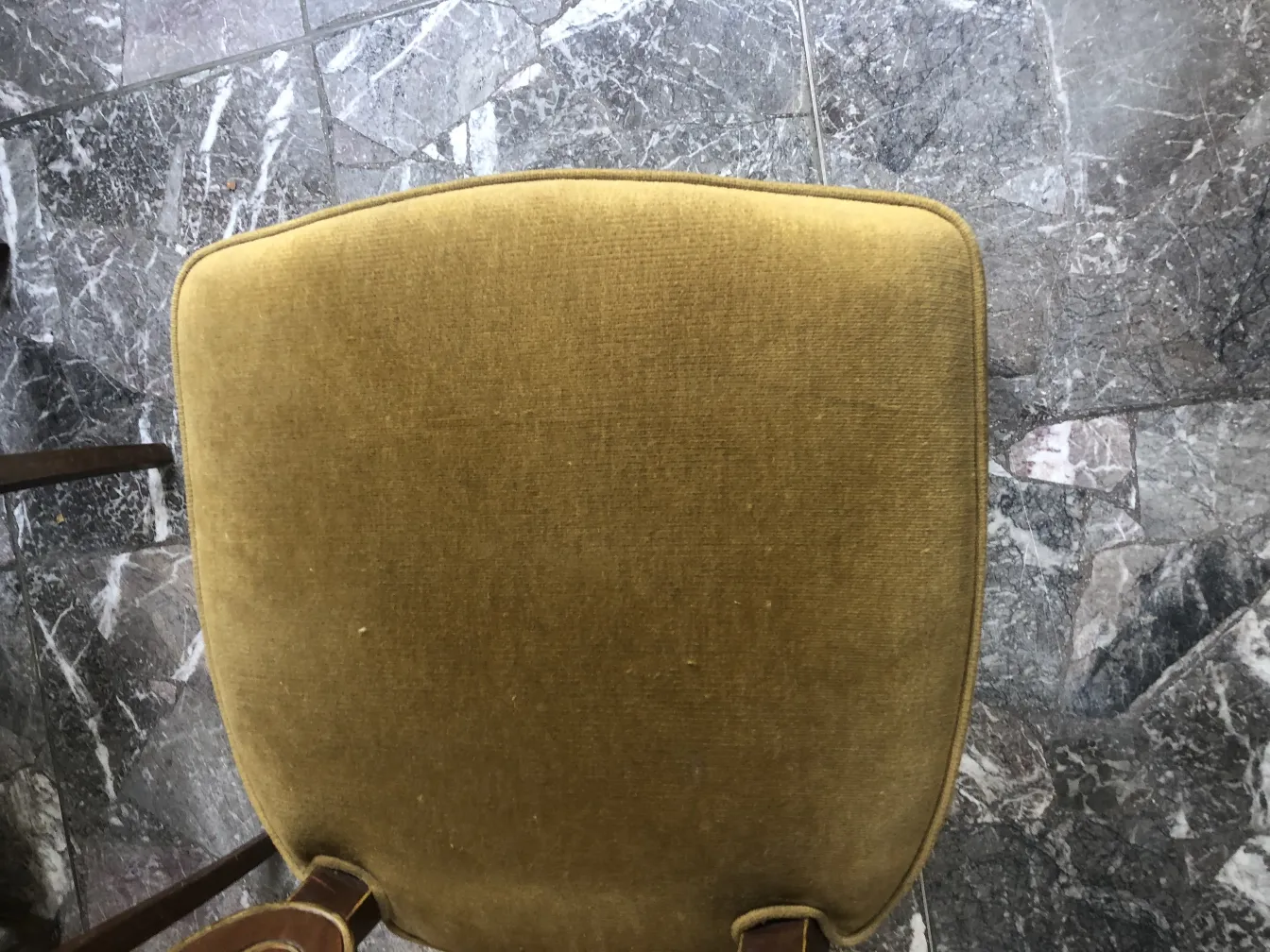 Draufsicht auf 12 elegante antike Stühle in einer stilvollen Umgebung