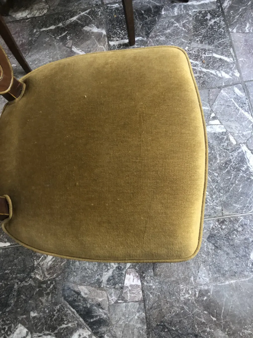 Sillas antiguas jansen con diseño clásico en un ambiente elegante.