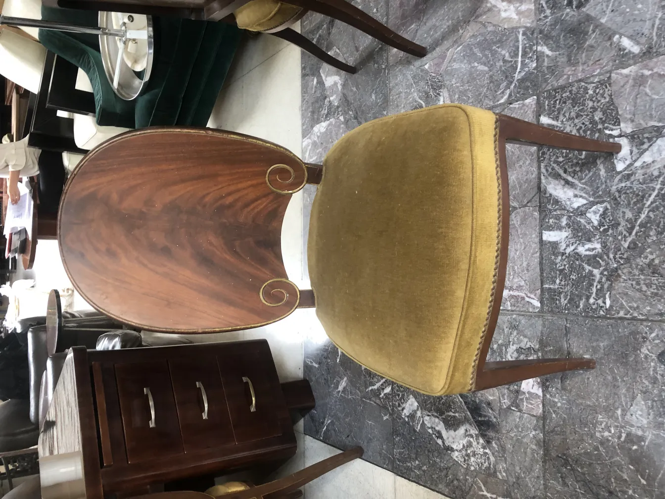 Cadeiras antigas com encosto detalhado em ambiente vintage