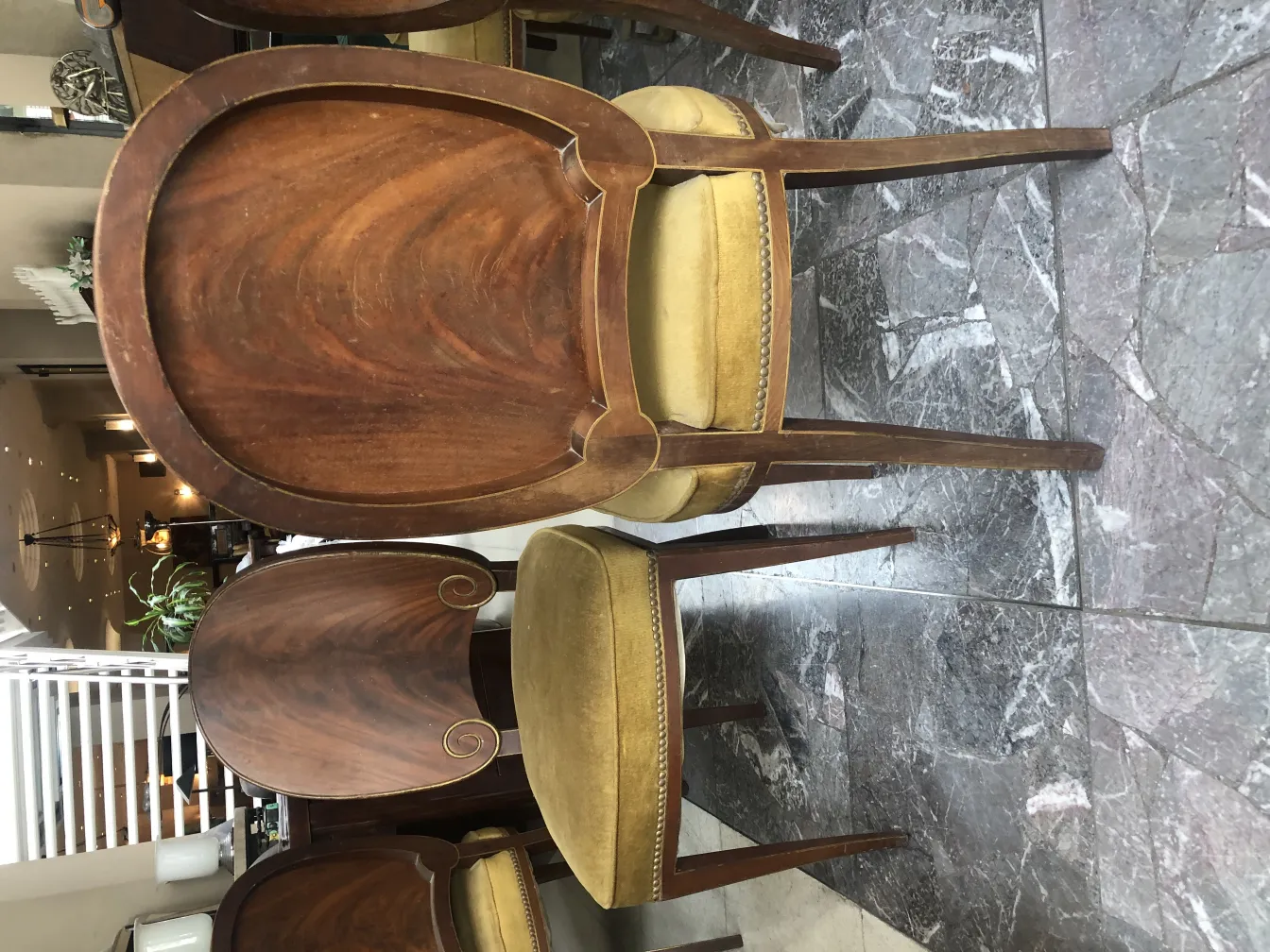 Vue de 12 chaises antiques, avec des formes élégantes et un rembourrage distinctif