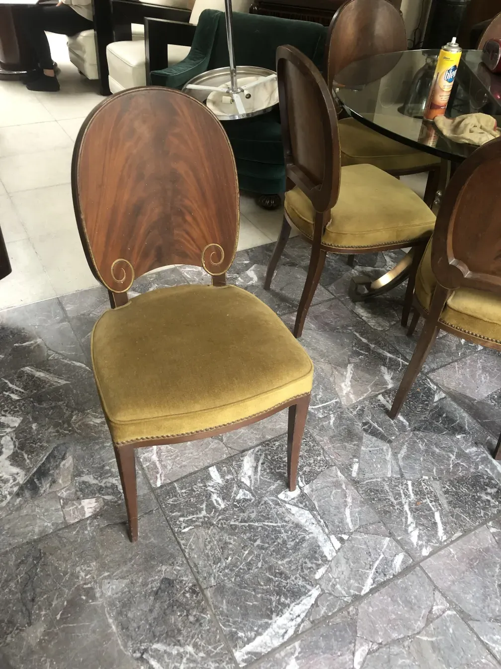 12 sillas antiguas jansen con respaldo distintivo y asiento acolchado en ambiente elegante.