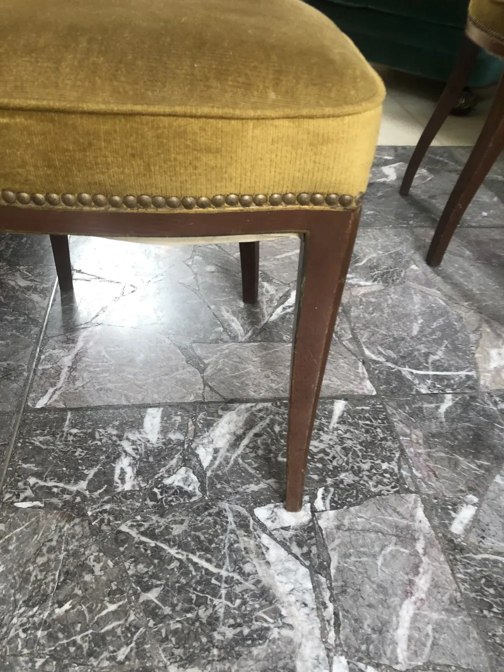 Vue d'une chaise ancienne Jansen avec un revêtement jaune dans un cadre élégant.