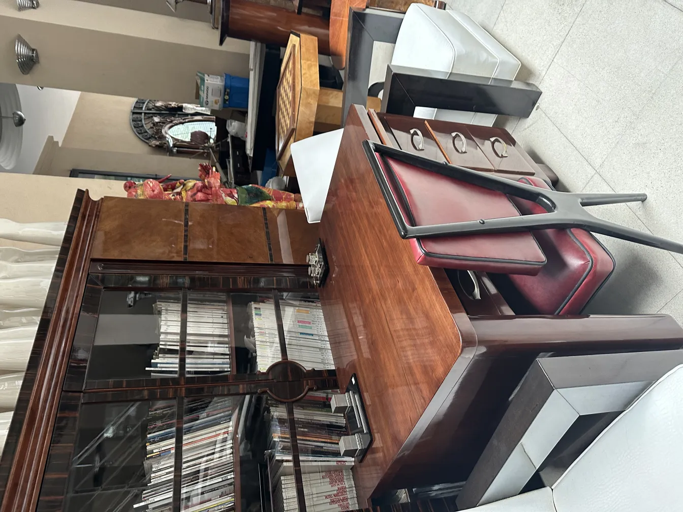 doce sillas antiguas apiladas en un ambiente elegante