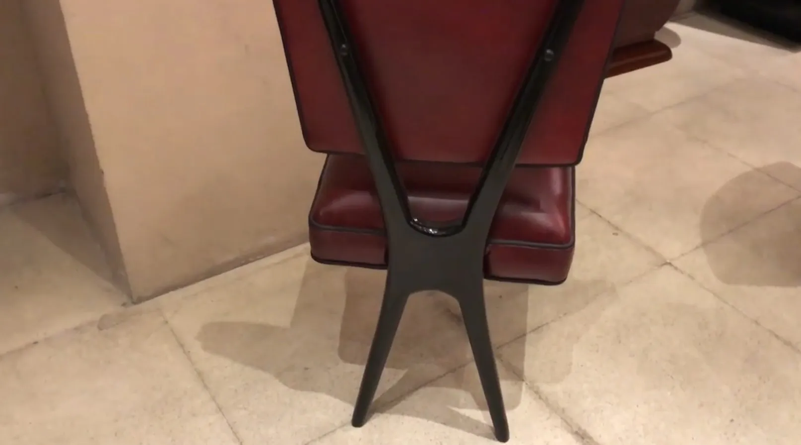 Vue de 12 chaises anciennes dans un cadre élégant, couleurs rouge et noir.