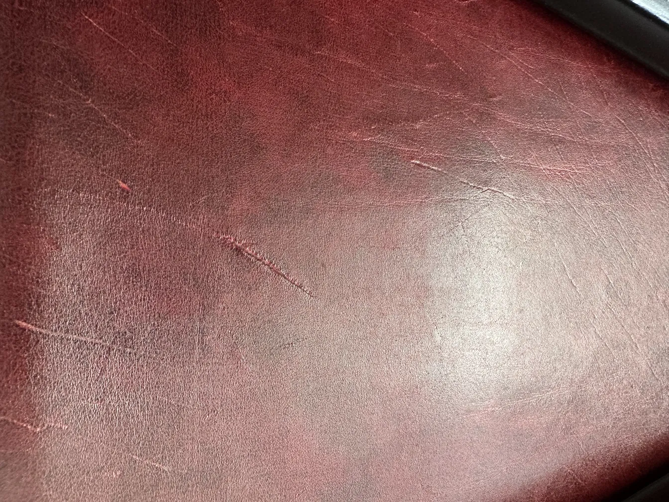 12 chaises anciennes avec design spécial en rouge