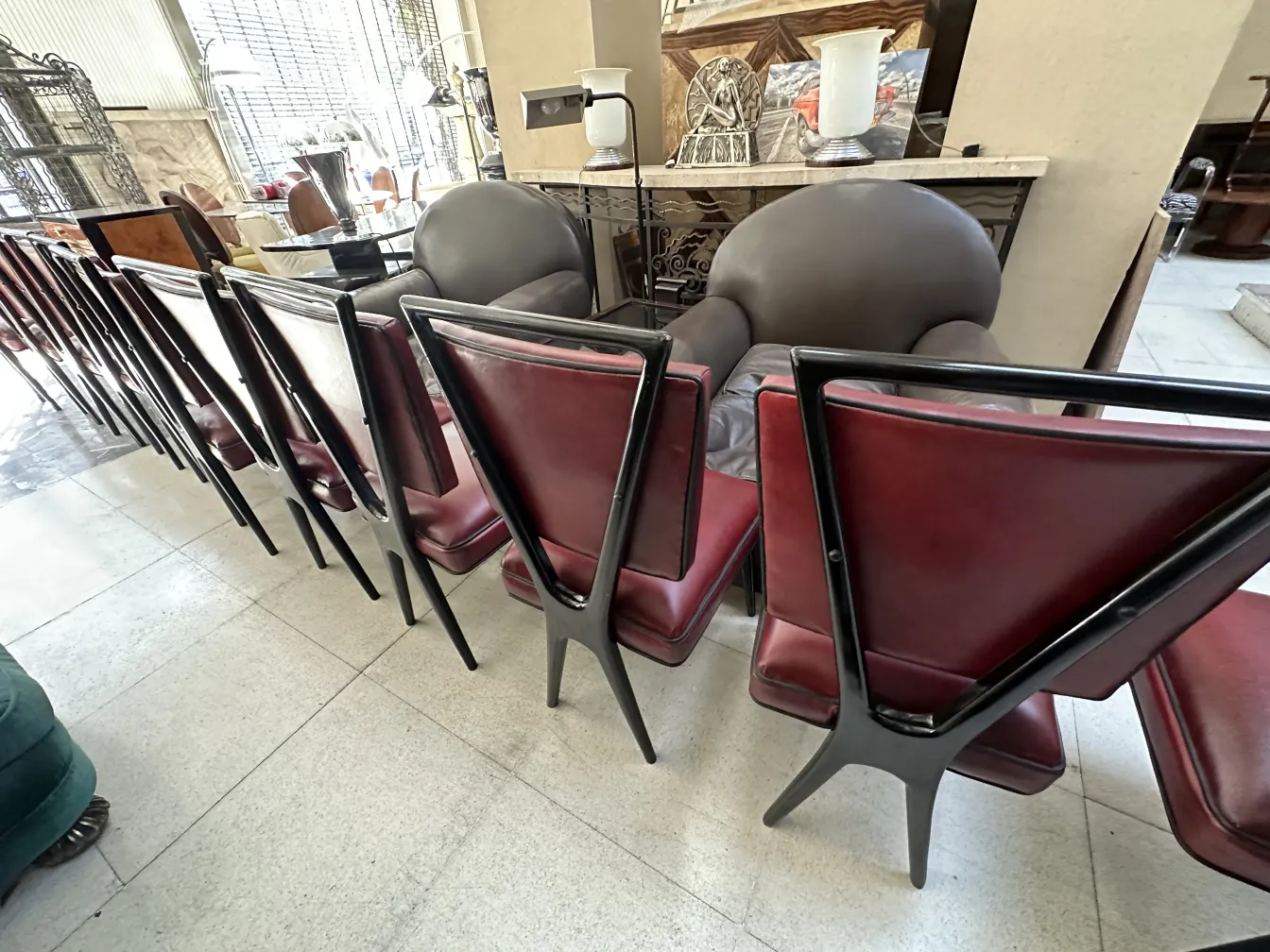 Reihe von 12 antiken eleganten Stühlen in einer gemütlichen Umgebung.