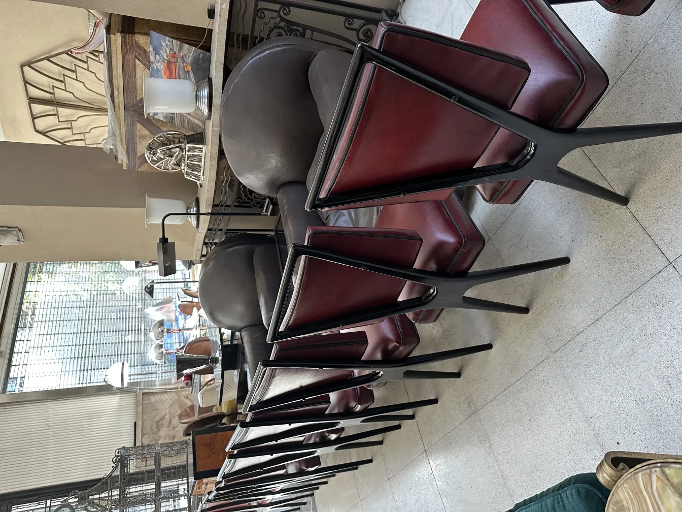 Rangée de 12 chaises anciennes avec des détails dans l'environnement