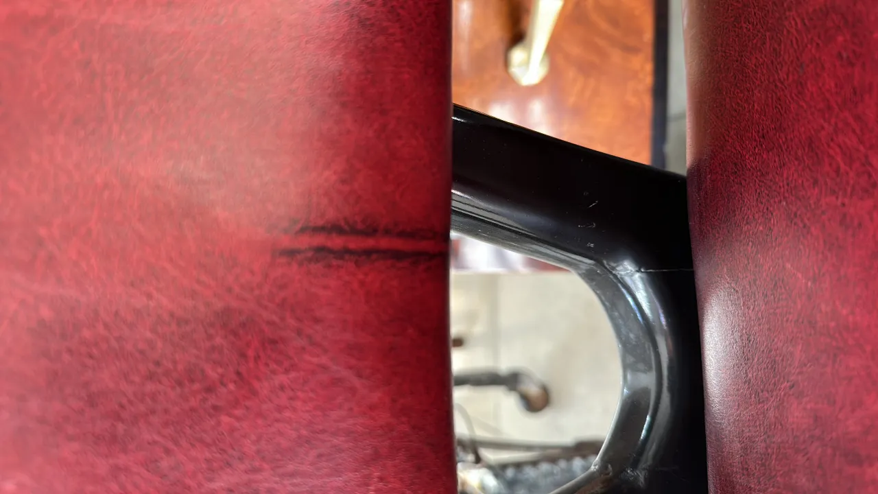 Vue rapprochée de 12 chaises anciennes avec détails décoratifs