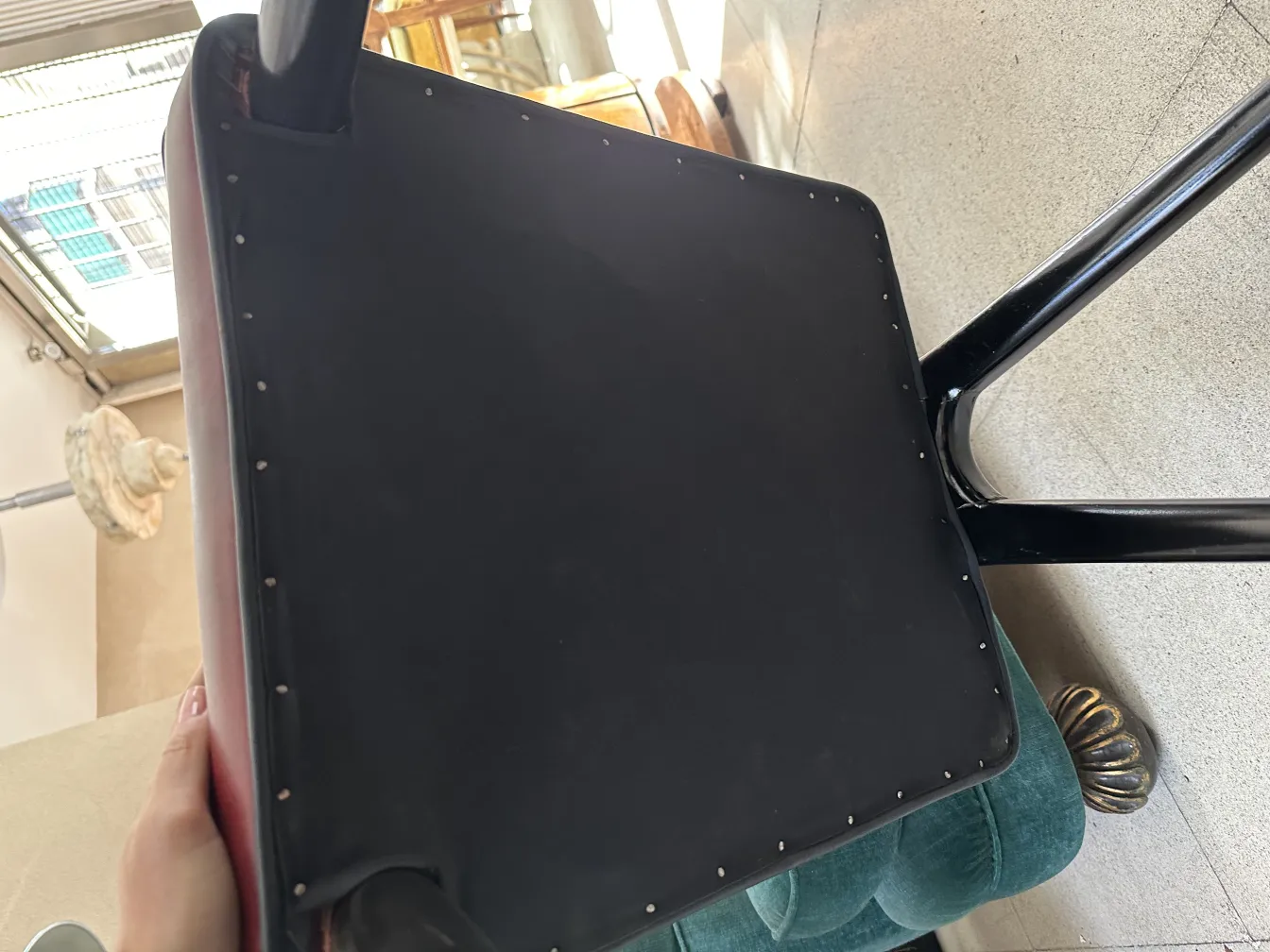 Blick auf 12 antike Stühle in einer eleganten Umgebung, die ihr klassisches Design hervorheben.