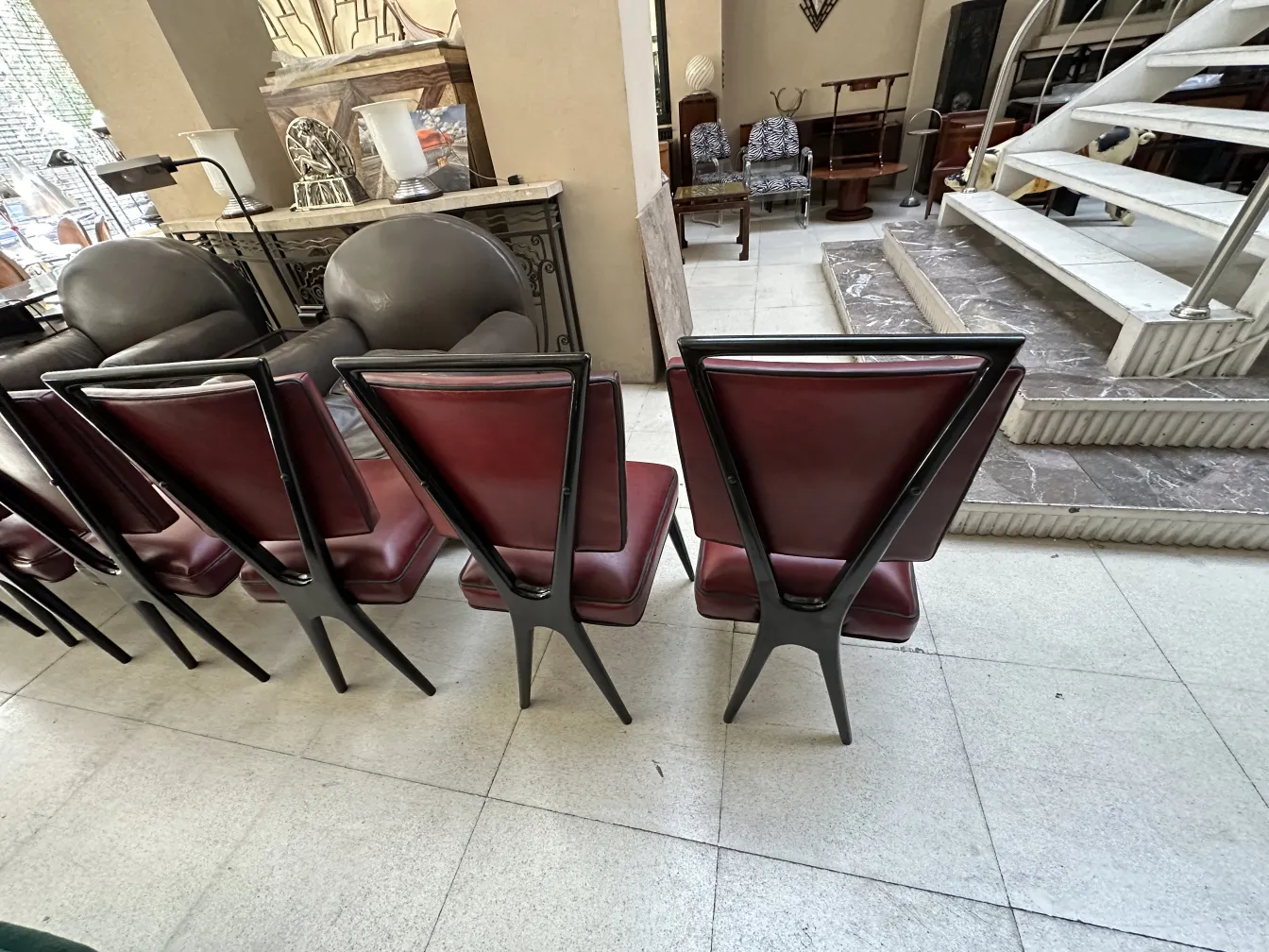 12 sillas antiguas de diseño elegante en un ambiente acogedor