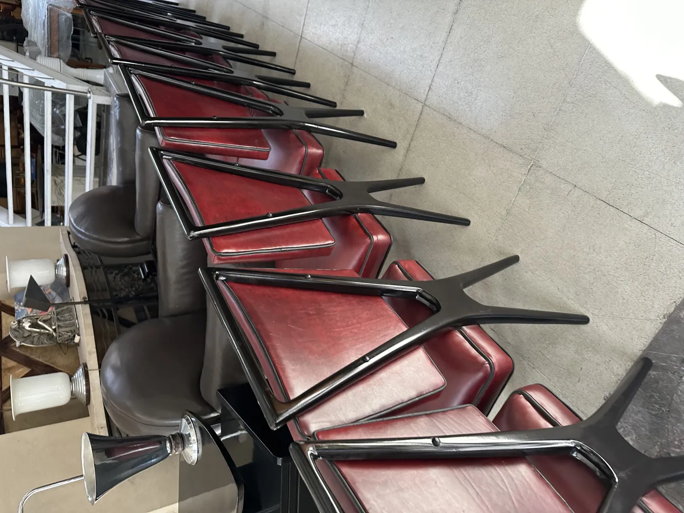 vista superior de 12 cadeiras antigas empilhadas, com assento vermelho