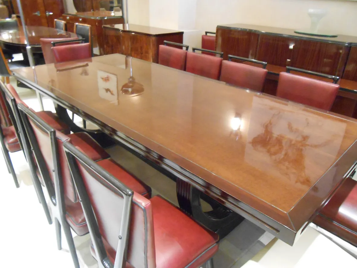 12 chaises anciennes autour d'une table de salle à manger