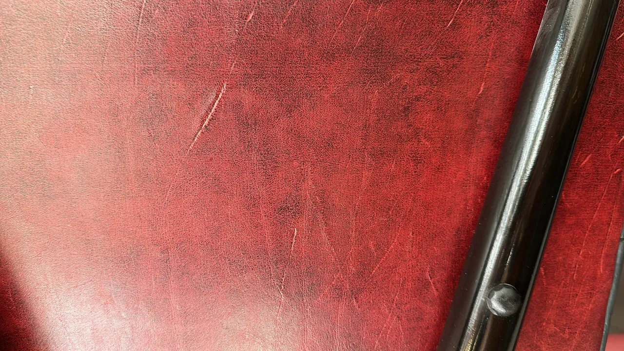 Vue de 12 chaises anciennes avec rembourrage rouge dans un cadre élégant