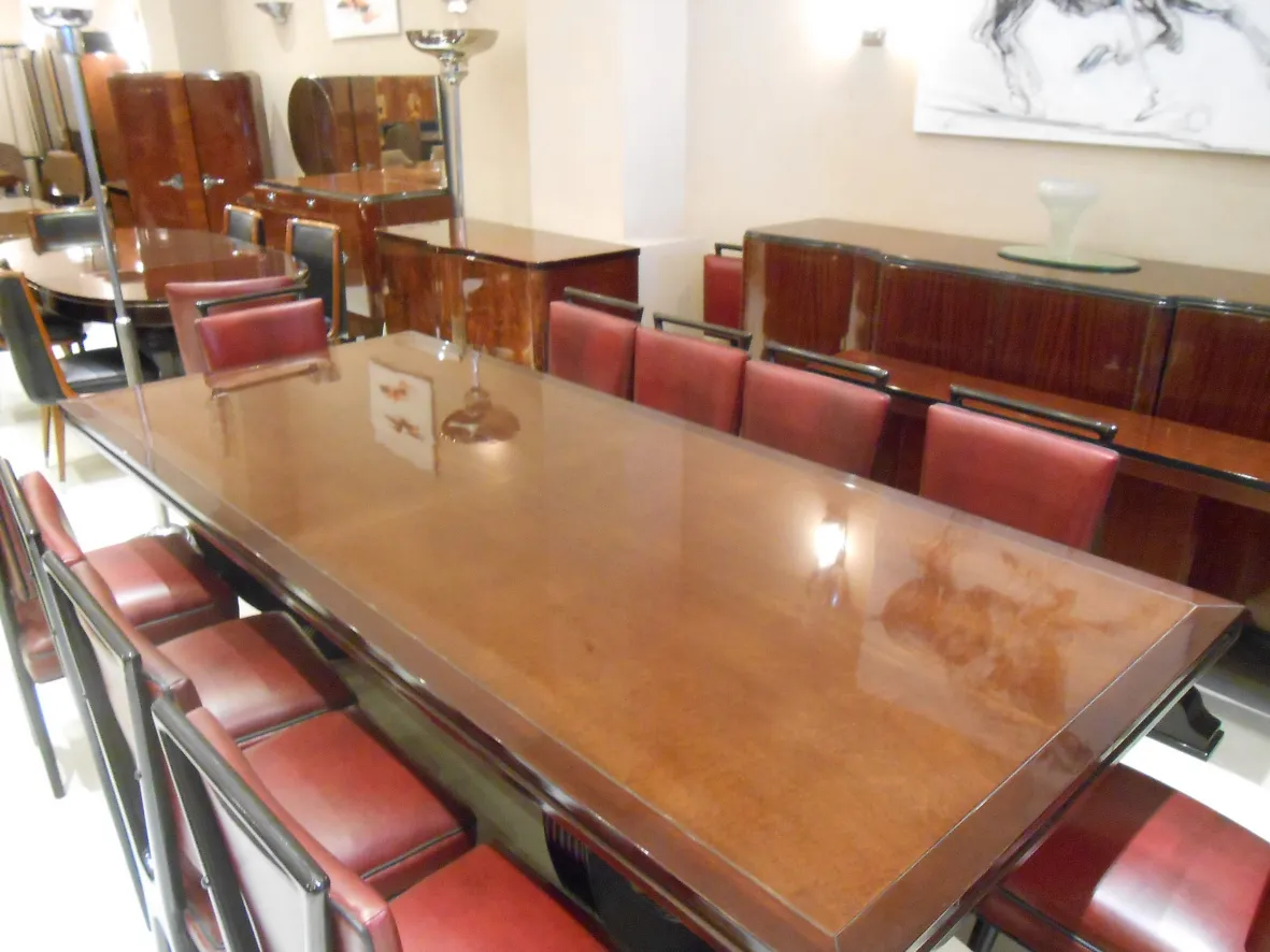 Conjunto de 12 cadeiras antigas em uma sala de jantar elegante