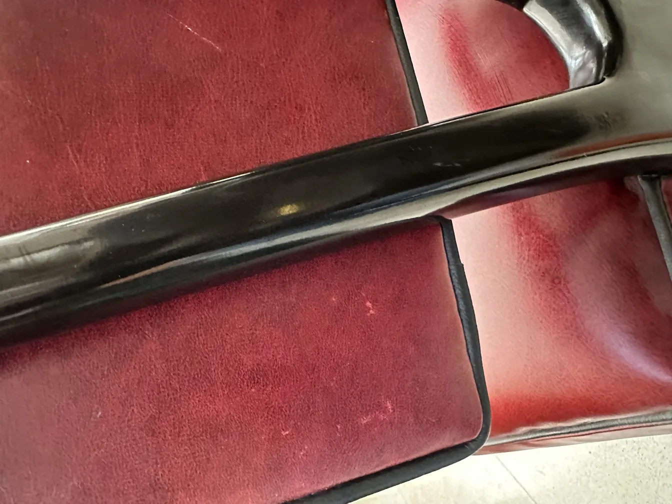 detalhes de 12 cadeiras antigas em fundo vermelho