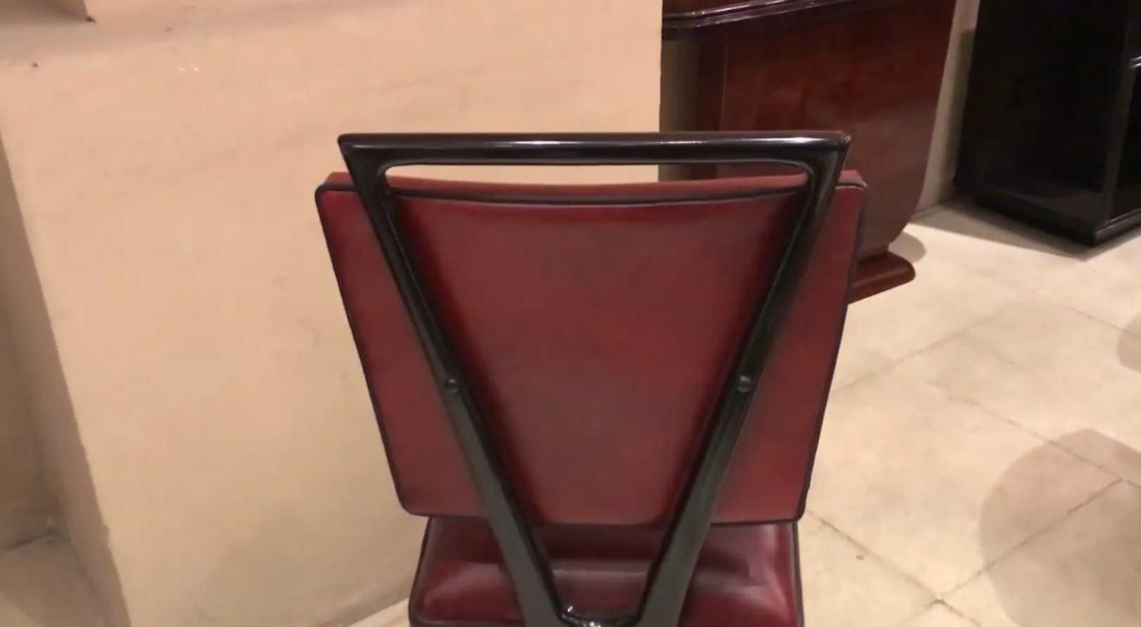 पुराने भूरे रंग की कुर्सियों का दृश्य एक क्लासिक सेटिंग में