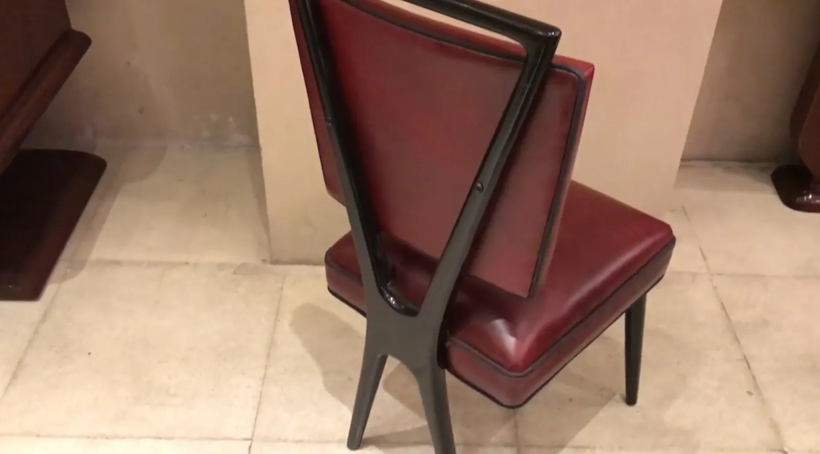 Vue arrière de 12 chaises anciennes avec un design stylisé