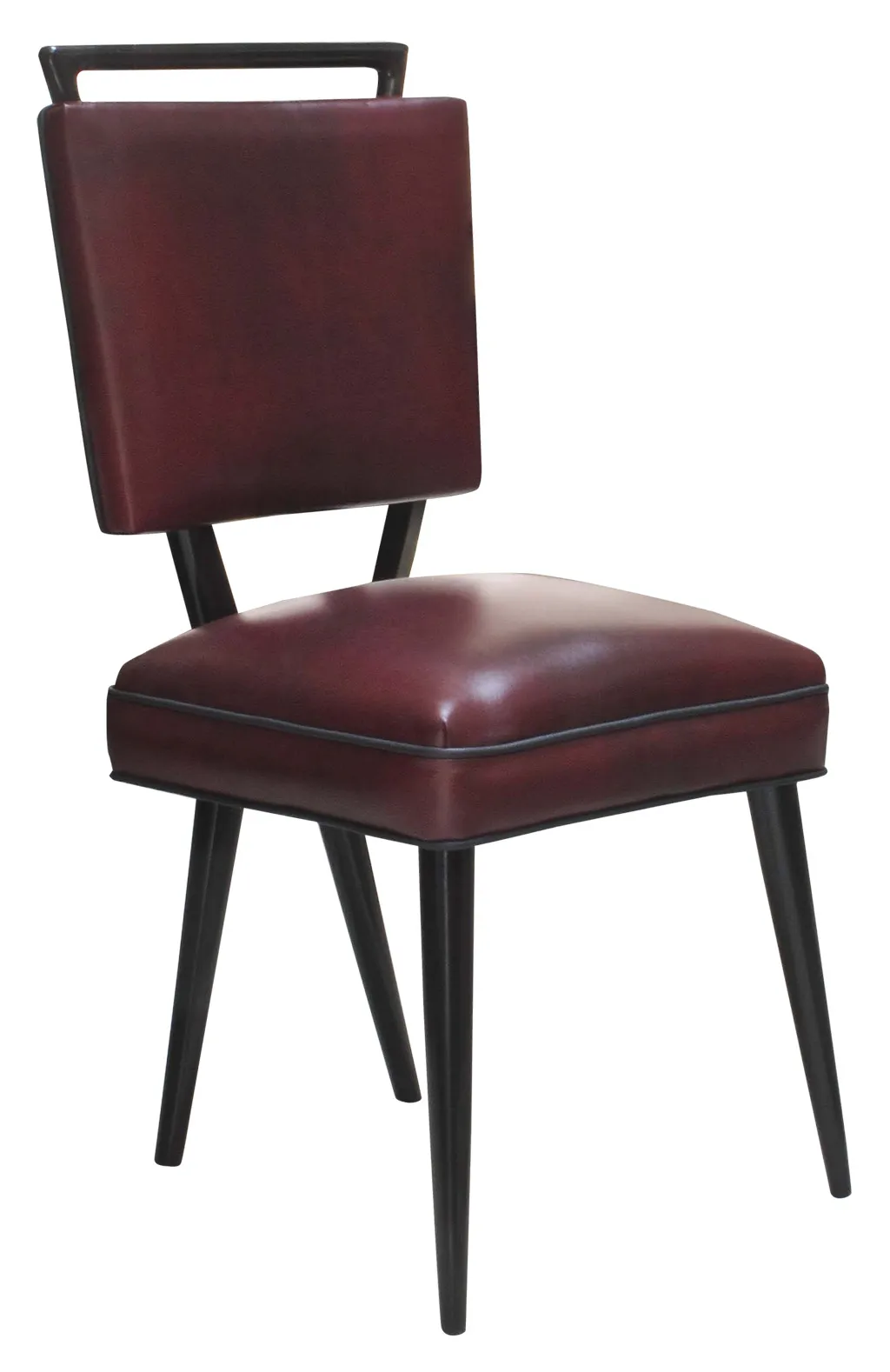 sedie antiche con design classico in un ambiente neutro