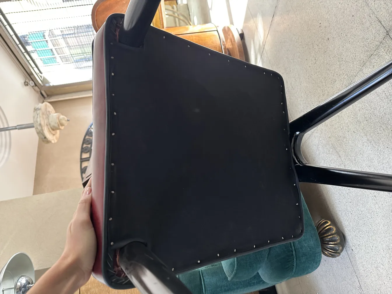 Vista di 12 sedie antiche con una finitura elegante. Una sedia in primo piano mostra dettagli del design.