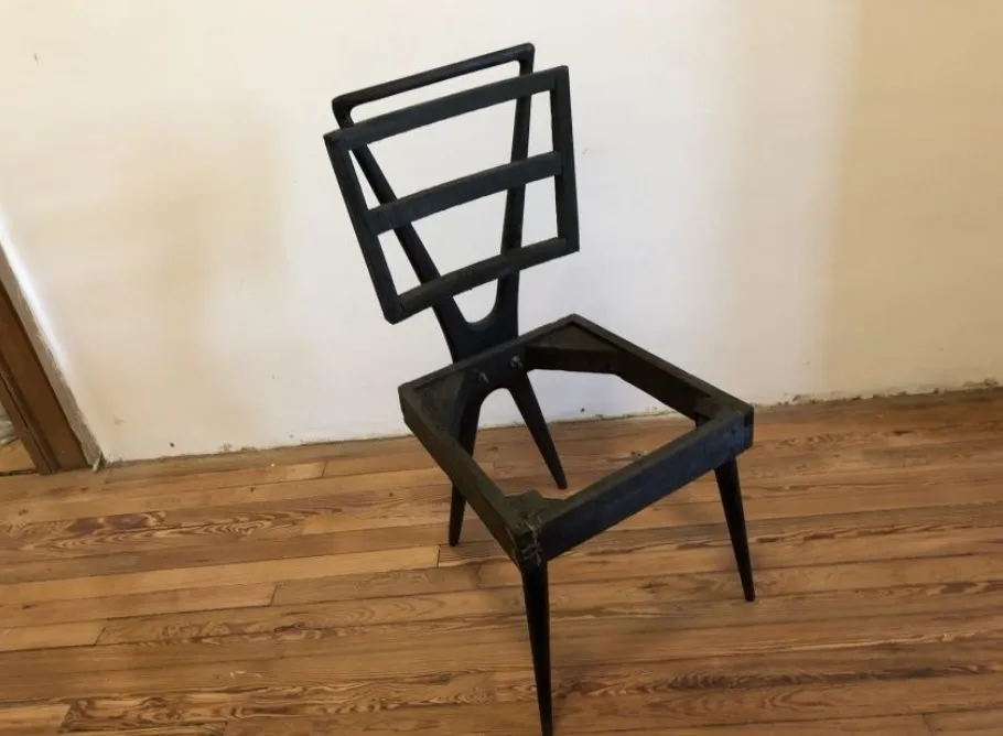 12 प्राचीन कुर्सियों का साधारण दृश्य