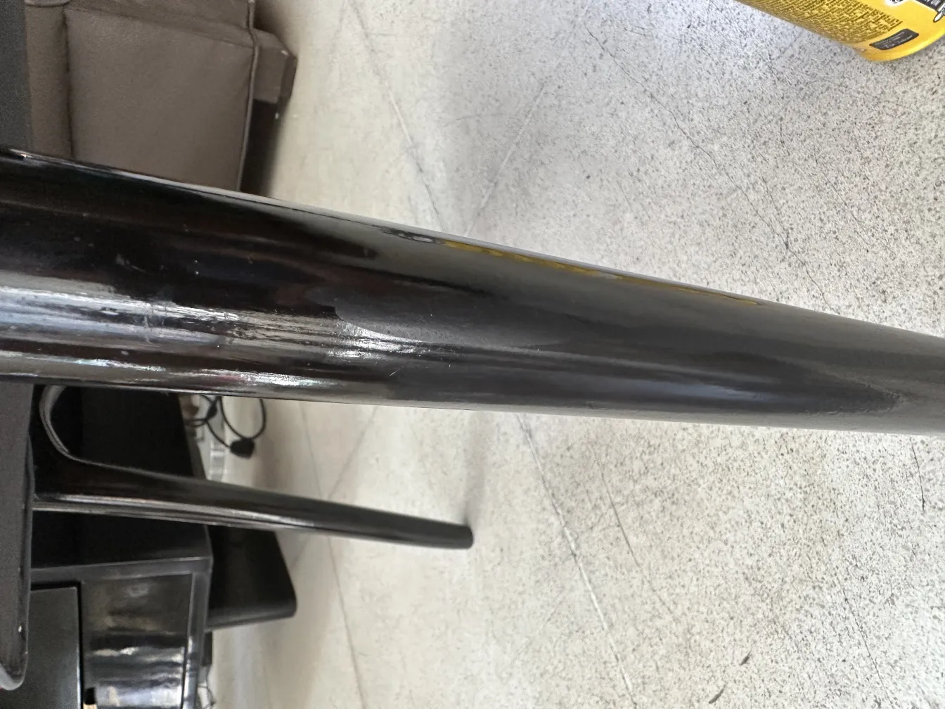 Вид старинных стульев с элегантными ножками в нейтральной обстановке