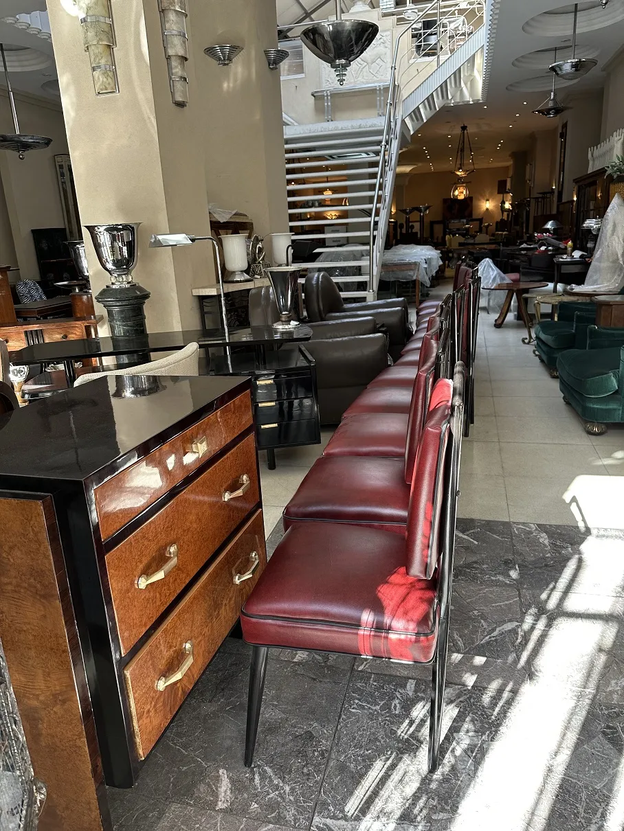 12 sedie antiche classiche in un ambiente elegante