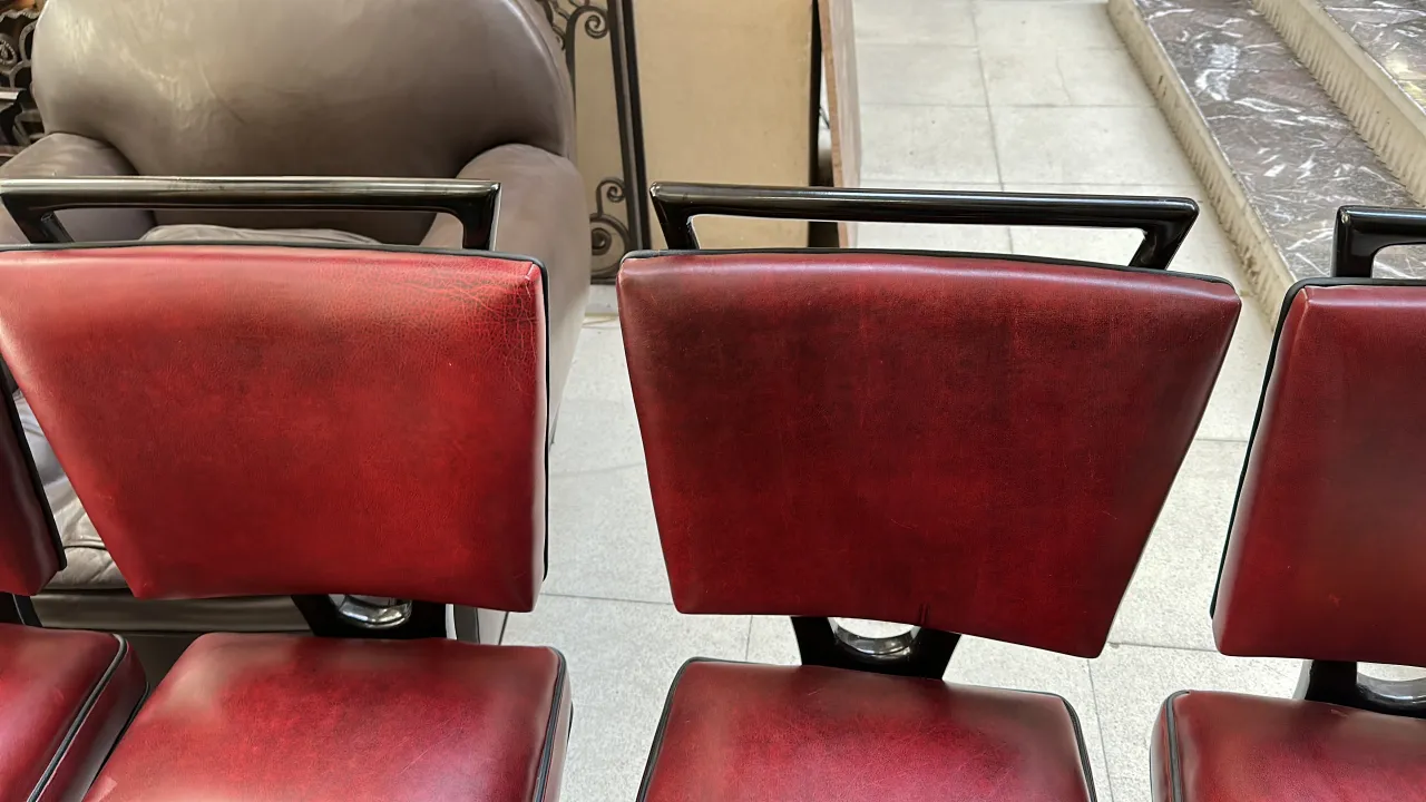 Conjunto de 12 sillas antiguas con tapizado rojo en un entorno decorativo