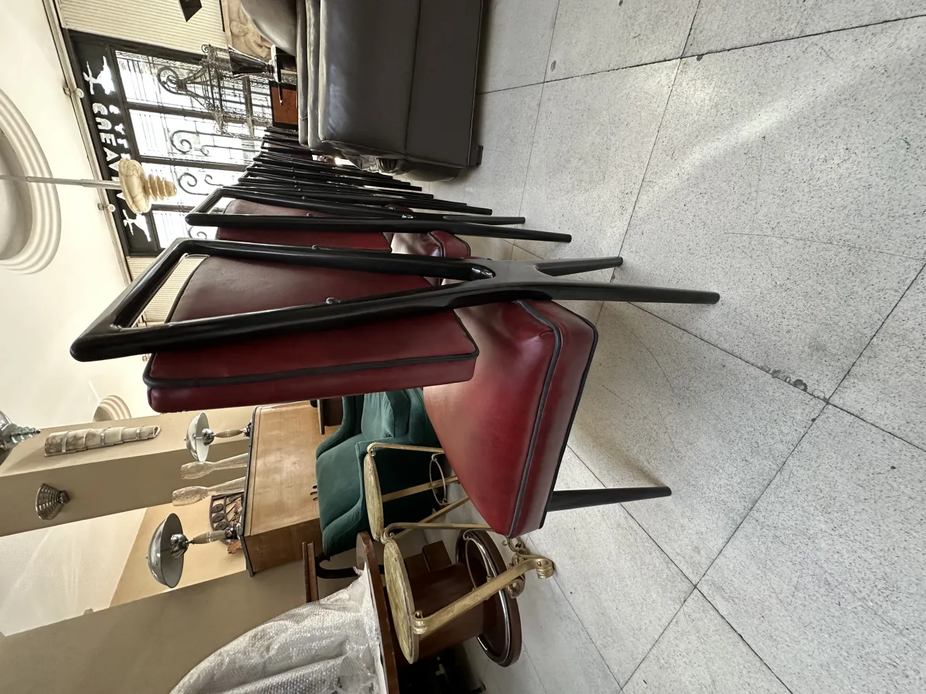 Grupo de 12 sillas antiguas en un entorno acogedor con muebles variados.