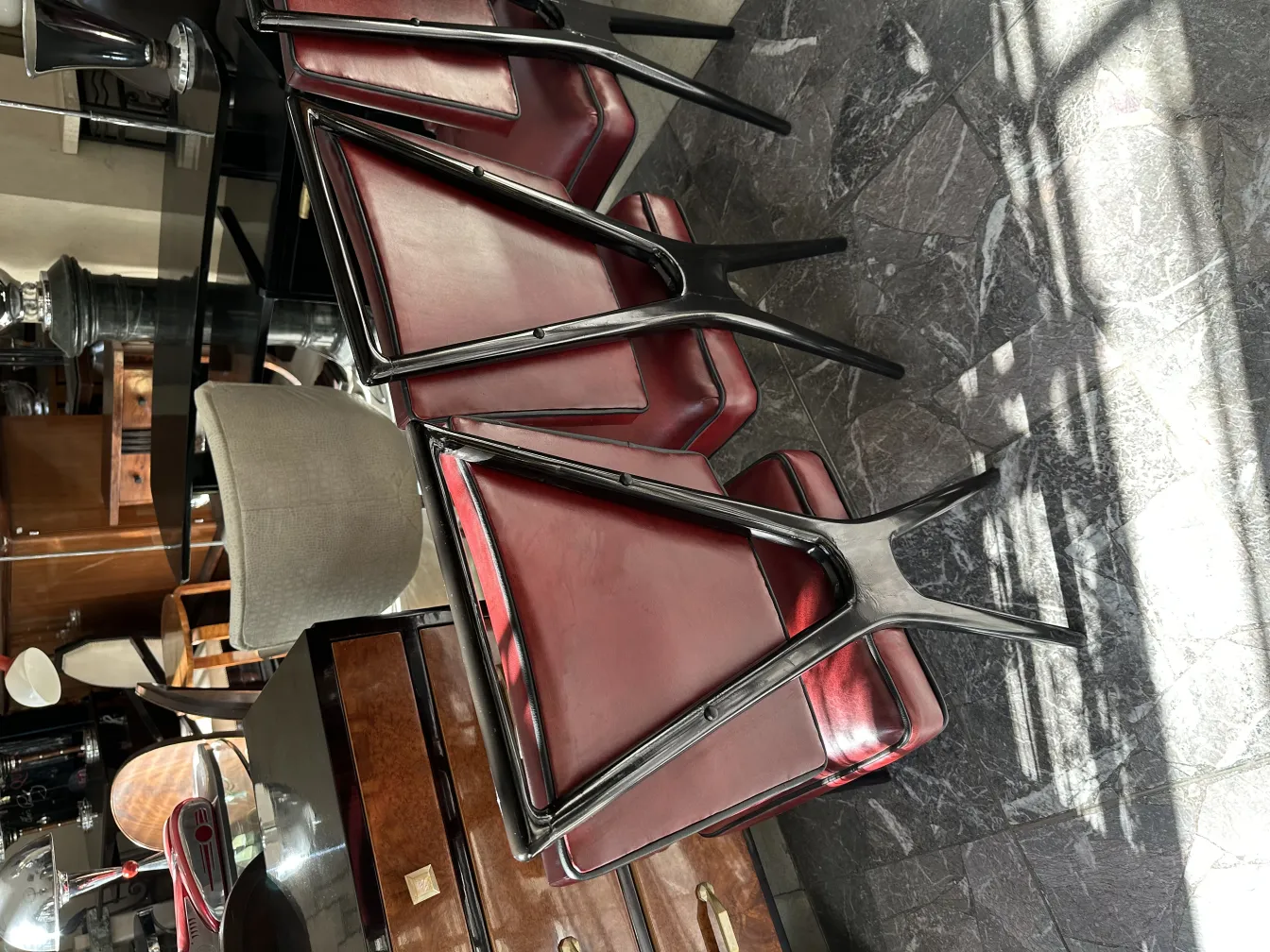 doce sillas antiguas con un diseño elegante en un ambiente clásico