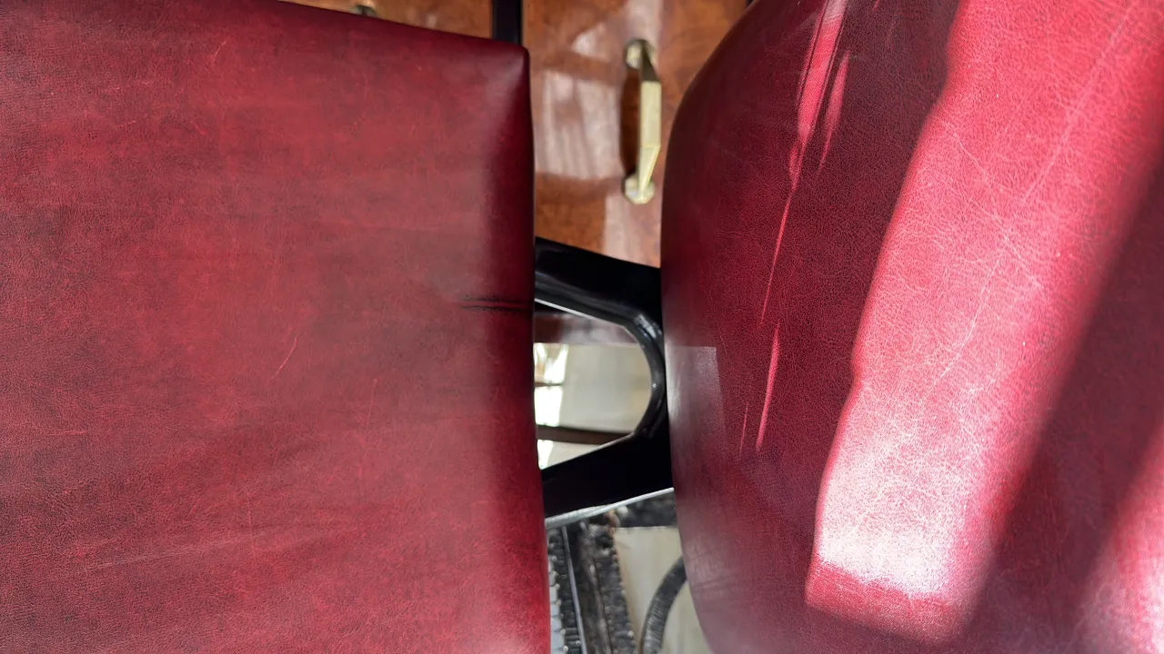 duas cadeiras antigas burgundy com um fundo elegante