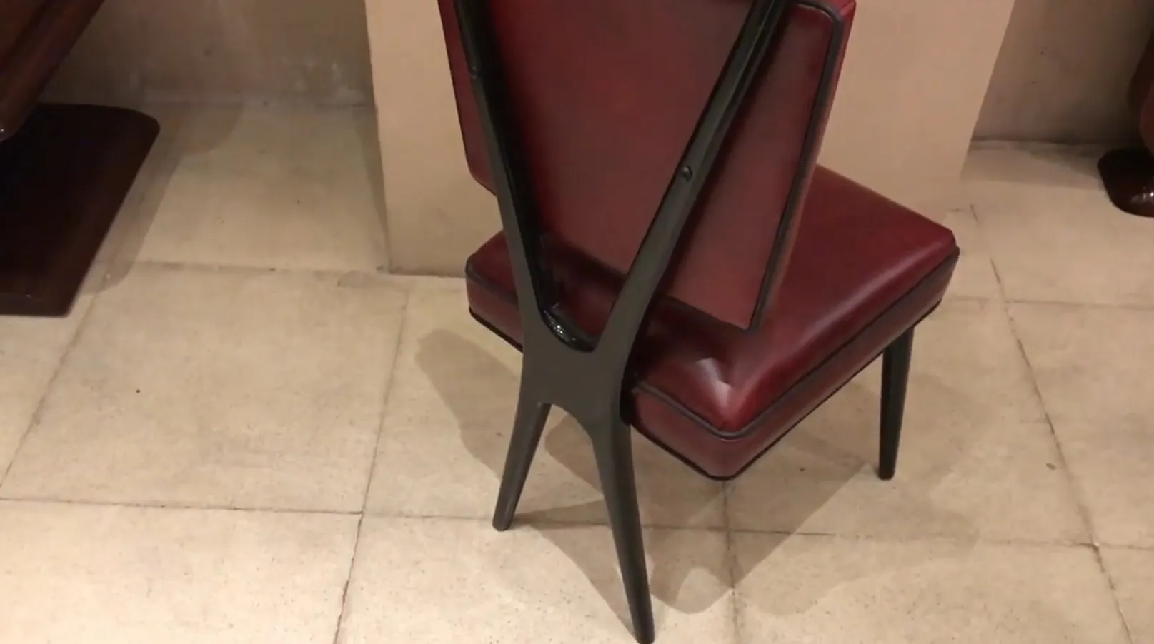 Conjunto de 12 sillas antiguas con tapizado rojo