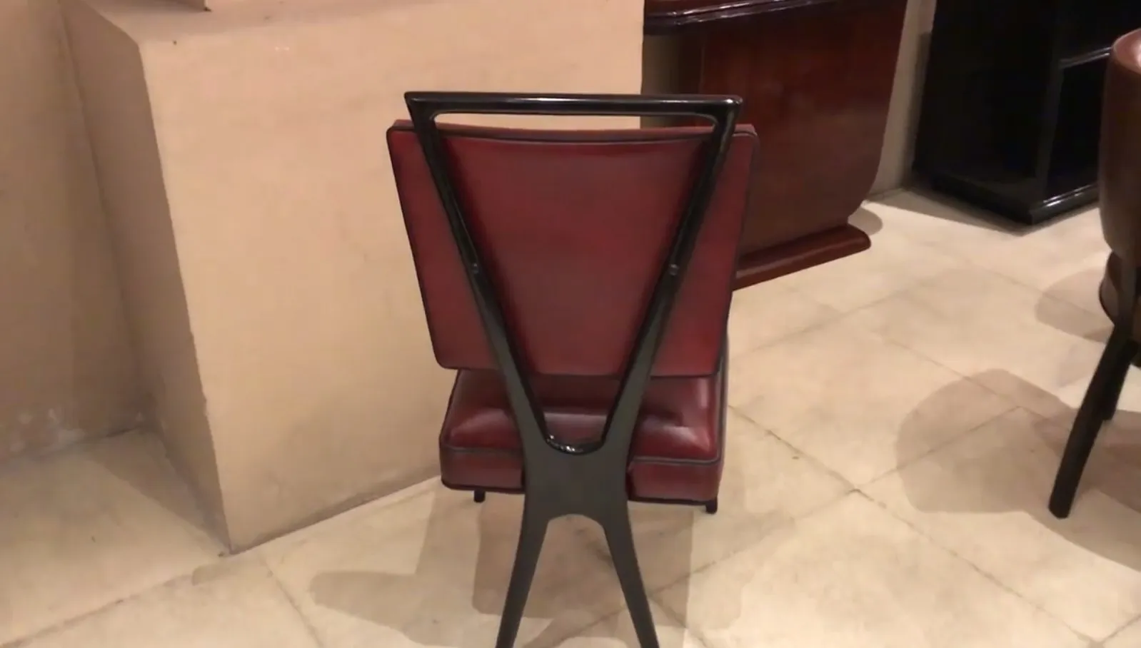 Vista posteriore di 12 sedie antiche con design unico