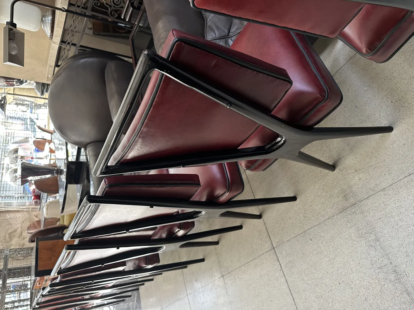 12 प्राचीन कुरसियाँ एक सुंदर परिवेश में